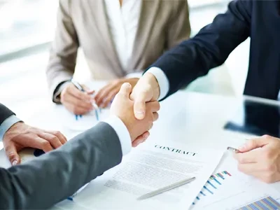 Mặc quần áo phản quang khi đi bộ vào ban đêm