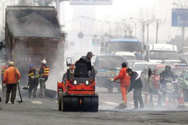 Tại sao người lao động làm đường phải mặc áo phản quang?