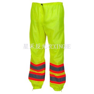 Quần màu vôi có độ nhìn cao với đường viền tương phản
