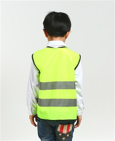Mặc trang phục vest an toàn phát sáng giúp bạn an toàn khi bị phát hiện.